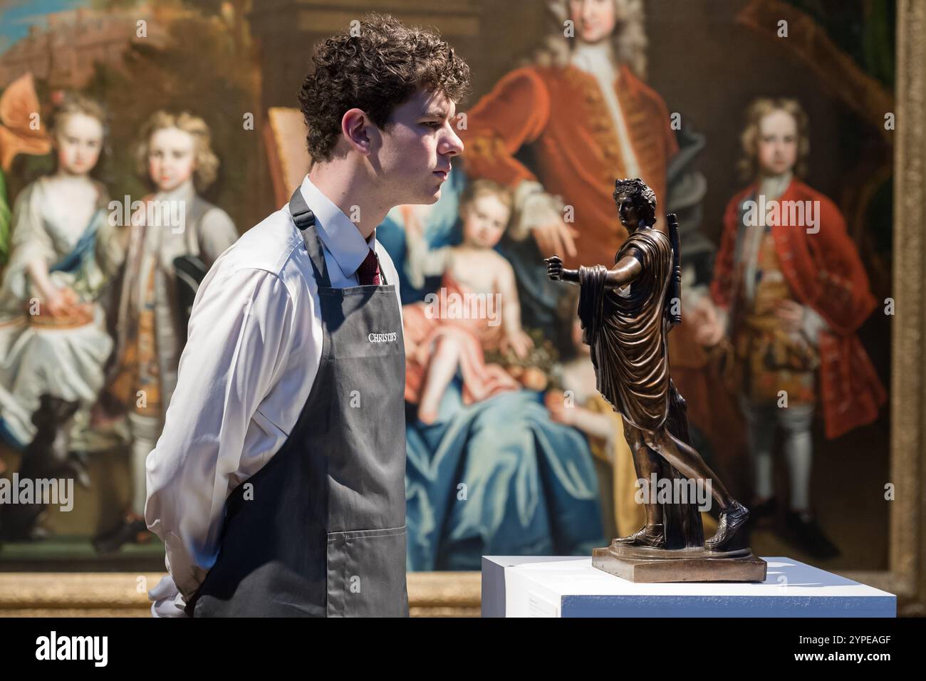 Londra, Regno Unito. 29 novembre 2024. LONDRA, REGNO UNITO - 29 NOVEMBRE 2024: Un gestore artistico guarda una scultura intitolata "Apollo Belvedere" attribuita a Gianfrancesco Susini (Firenze 1585-1653), stima (£50,000-80,000) durante una chiamata fotografica alla casa d'aste Christie's prima del Classic Week Sales a Londra, Regno Unito il 29 novembre 2024. (Foto di Wiktor Szymanowicz/NurPhoto) credito: NurPhoto SRL/Alamy Live News Foto Stock