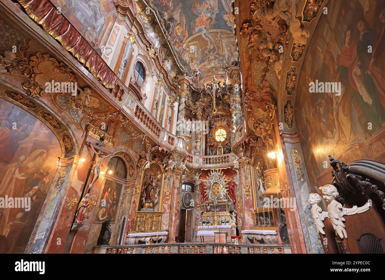 L'interno della chiesa di Asam o St. Johann Nepomuk o Asamkirche è una chiesa barocca nella città di Monaco, nella Germania meridionale Foto Stock