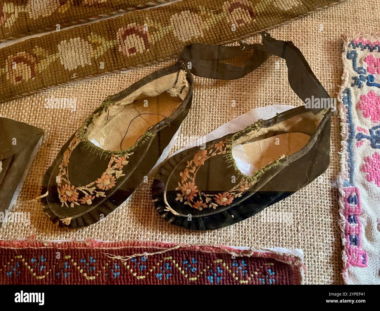 Scarpe in mostra al Museo Vichingo Glaumbaer in Islanda Foto Stock