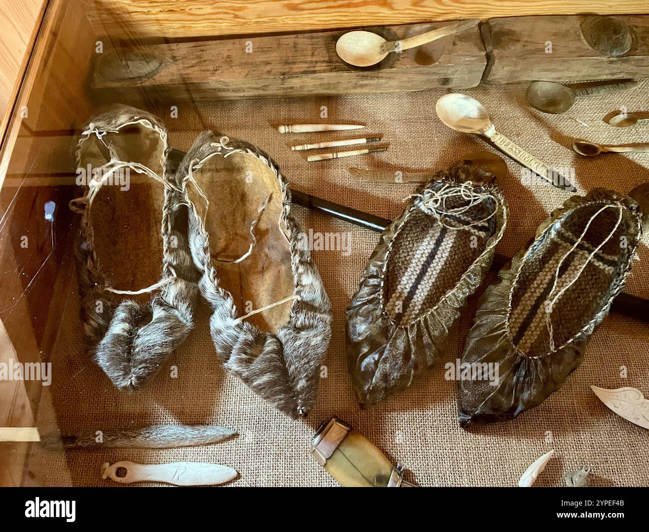 Scarpe in mostra al Museo Vichingo Glaumbaer in Islanda Foto Stock