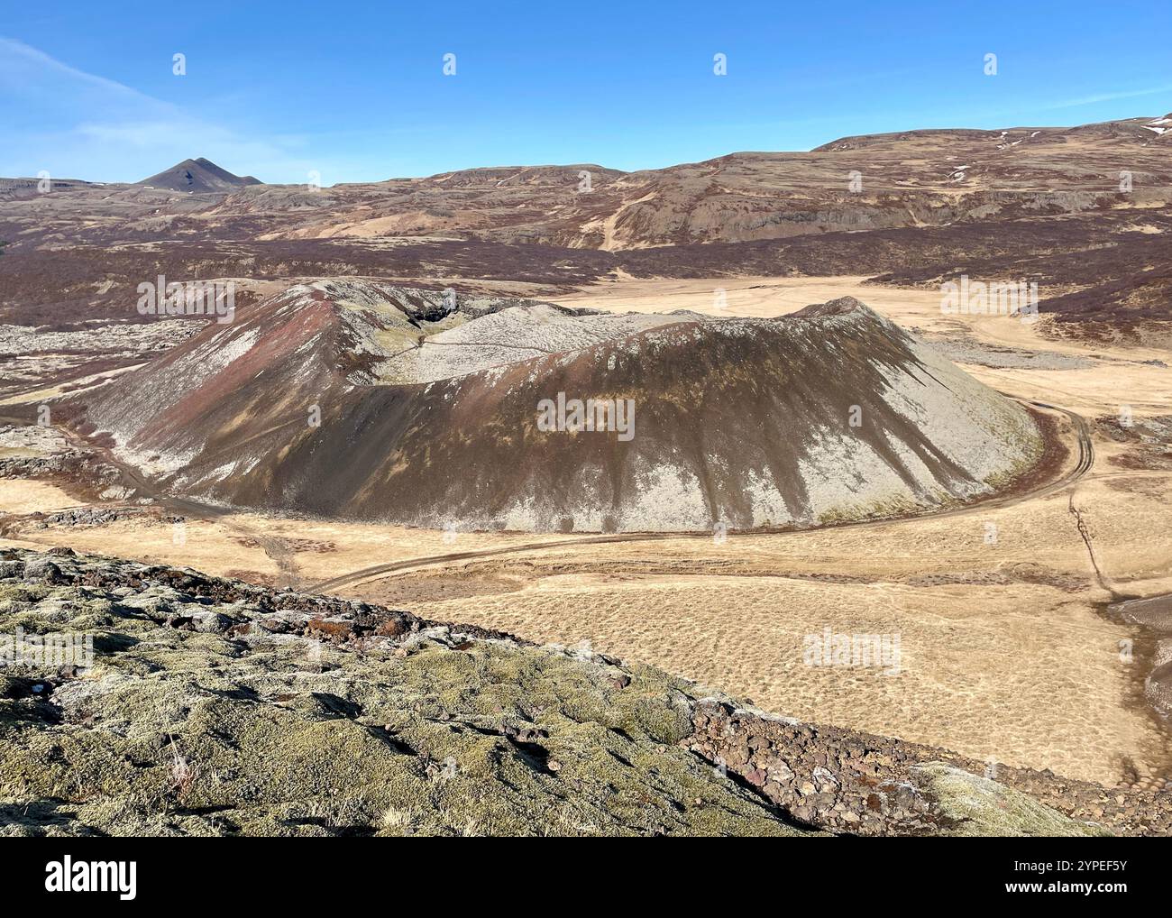 Gradini che portano alla cima del cratere vulcanico Grabrok in Islanda Foto Stock