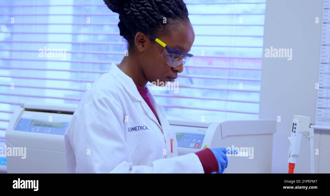 Giovane tecnico di laboratorio che lavora nella banca del sangue 4k Foto Stock