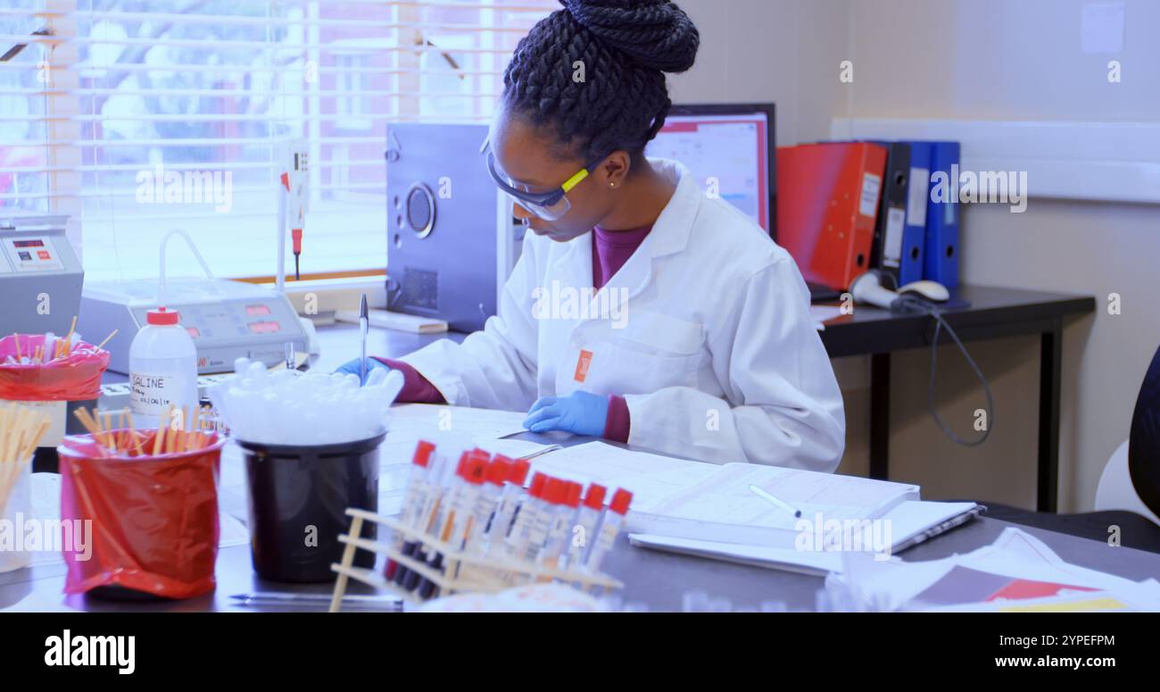 Tecnico di laboratorio che controlla le fatture nella banca del sangue 4k Foto Stock