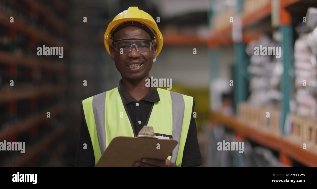 Ritratto di un operaio afroamericano in una fabbrica che produce attrezzature idrauliche, indossando Foto Stock