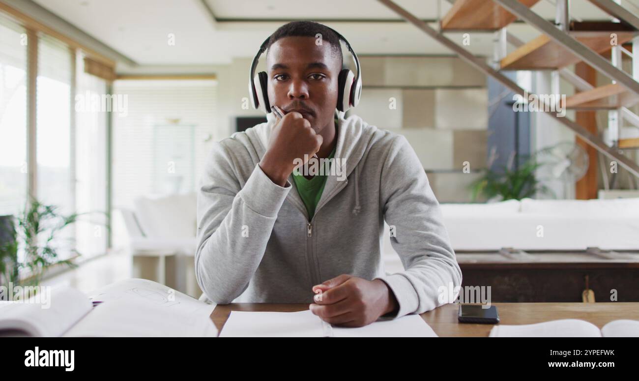 Adolescente afroamericano che indossa le cuffie per una conversazione di immagine Foto Stock