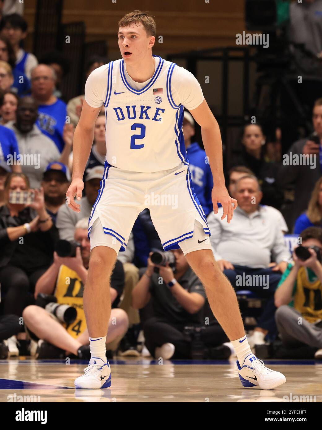 Durham, Carolina del Nord, Stati Uniti. 29 novembre 2024. Duke Blue Devils guardia Cooper Flagg (2) in difesa durante la partita di pallacanestro NCAA tra Seattle Redhawks e Duke Blue Devils al Cameron Indoor Stadium di Durham, North Carolina. Greg Atkins/CSM/Alamy Live News Foto Stock