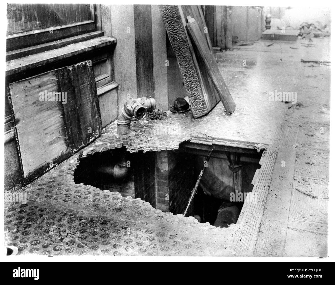 Un buco perforato sul marciapiede da un corpo cadente dall'incendio della fabbrica Triangle Shirtwaist il 25 marzo 1911. Il Triangle Shirtwaist Factory Fire è stato uno dei peggiori incidenti industriali nella storia degli Stati Uniti. E' scoppiato un incendio al decimo piano dell'Asch Building. Le uscite antincendio erano chiuse a chiave, l'uscita antincendio inadeguata e le scale dei motori antincendio non erano abbastanza lunghe. 146 persone furono uccise, di cui 62 saltarono alla morte per evitare le fiamme. Foto Stock