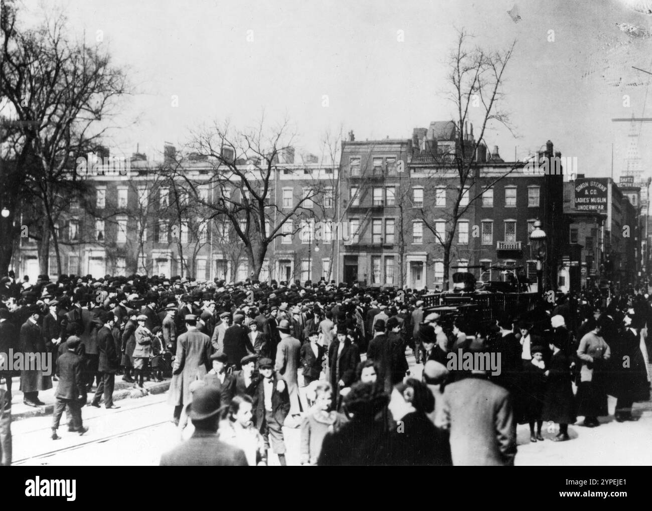 La folla si riunisce per piangere le vittime del fuoco del Triangolo il giorno dopo la tragedia, il 26 marzo 1911. Il Triangle Shirtwaist Factory Fire è stato uno dei peggiori incidenti industriali nella storia degli Stati Uniti. E' scoppiato un incendio al decimo piano dell'Asch Building. Le uscite antincendio erano chiuse a chiave, l'uscita antincendio inadeguata e le scale dei motori antincendio non erano abbastanza lunghe. 146 persone furono uccise, di cui 62 saltarono alla morte per evitare le fiamme. Foto Stock