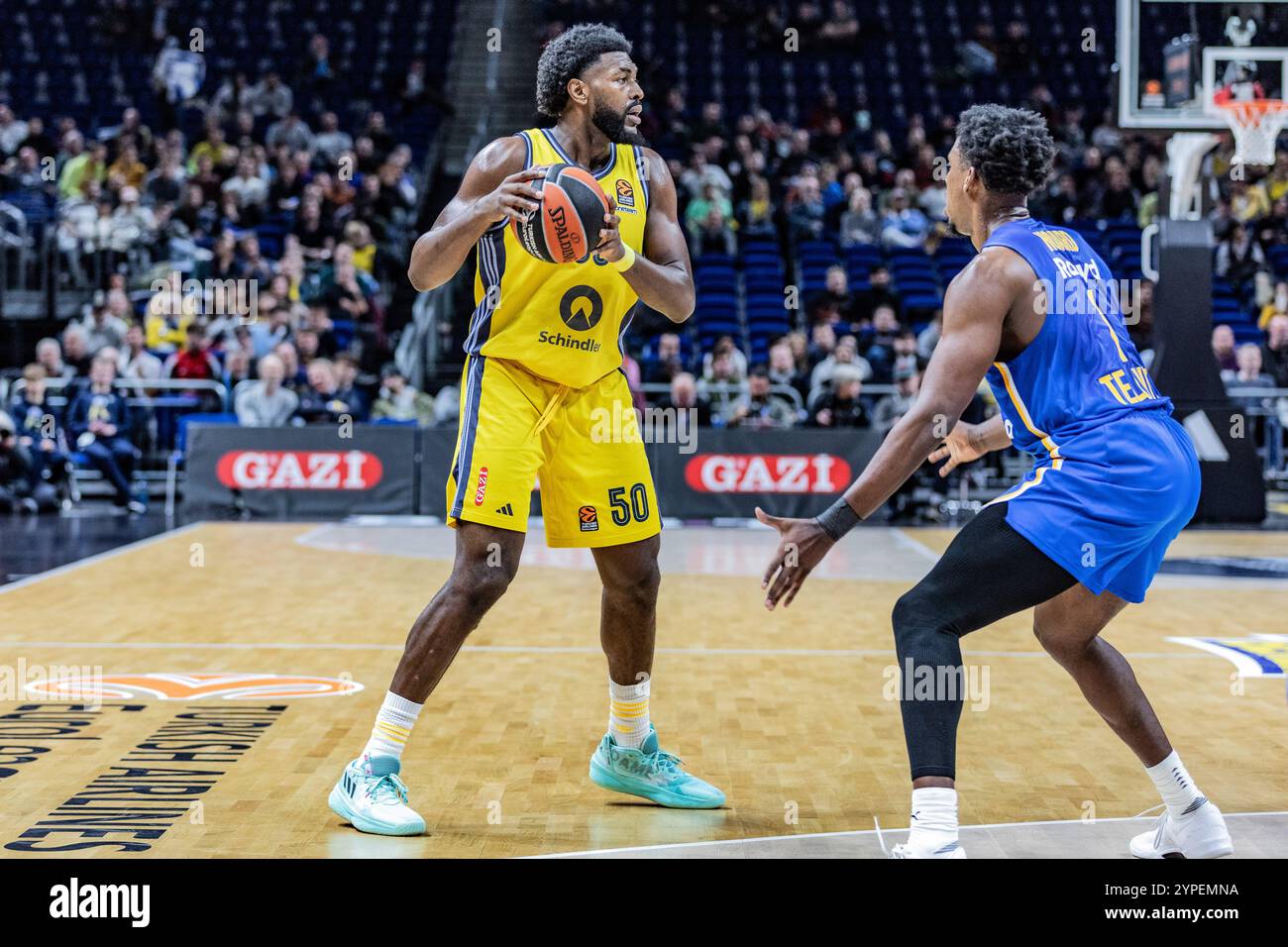 Berlino, Germania. 28 novembre 2024. Trevion Williams (L) di Alba Berlin e Jaylen Hoard (R) di Maccabi Playtika Tel Aviv visti in azione durante la 12a giornata della stagione regolare Turkish Airlines Euroleague 2024/2025 tra Alba Berlin e Maccabi Playtika Tel Aviv alla Uber Arena. Punteggio finale; Maccabi Playtika Tel Aviv 103: 85 Alba Berlin. (Foto di Nicholas Muller/SOPA Images/Sipa USA) credito: SIPA USA/Alamy Live News Foto Stock