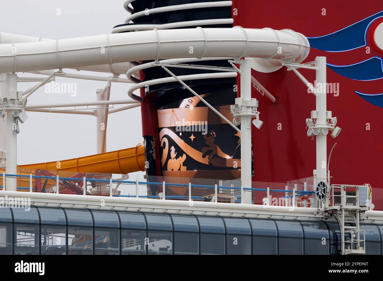 La nave da crociera Disney Treasure è ormeggiata presso il cantiere Meyer di Papenburg il 15 settembre 2024. Foto Stock