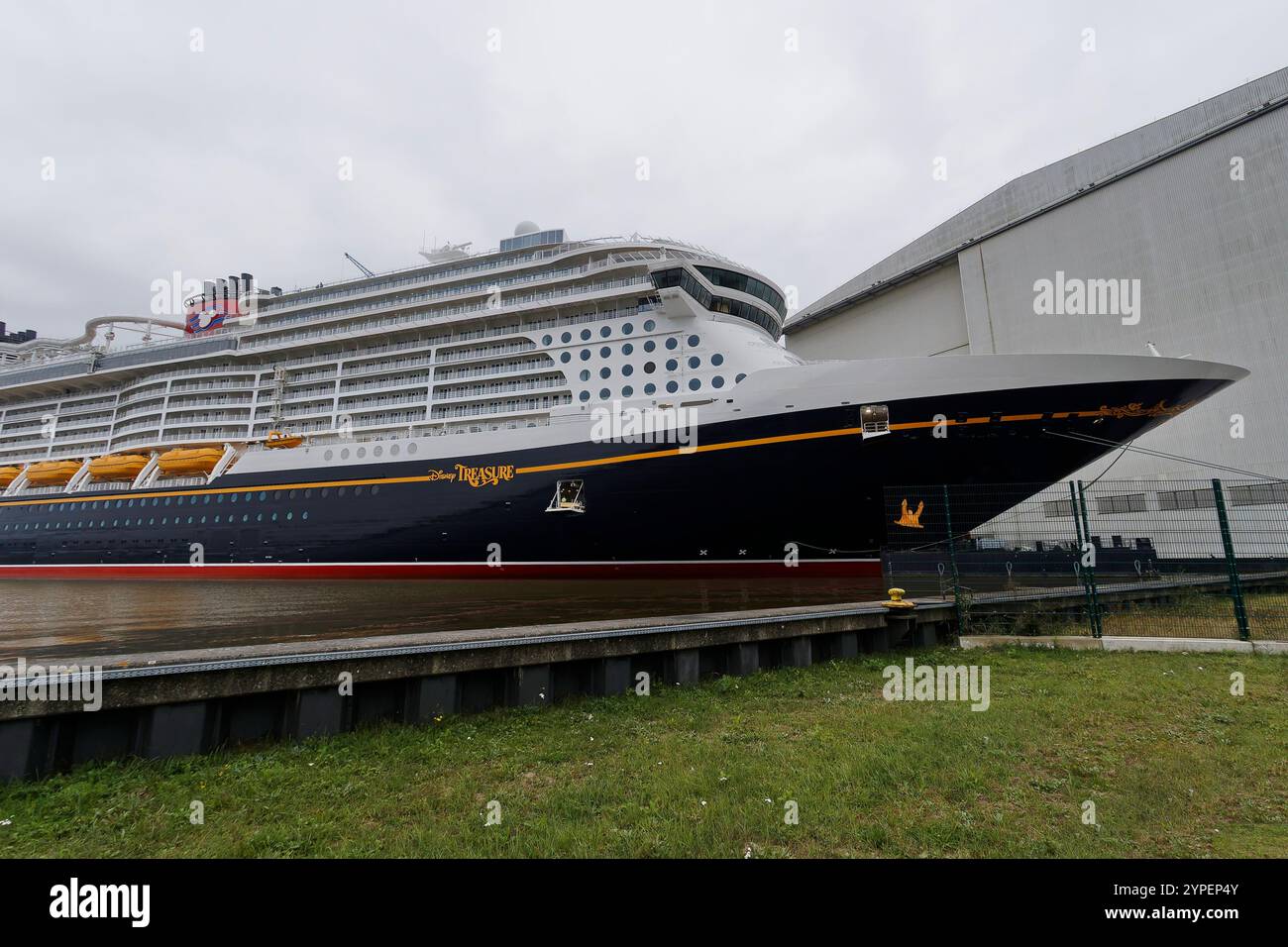La nave da crociera Disney Treasure è ormeggiata presso il cantiere Meyer di Papenburg il 15 settembre 2024. Foto Stock