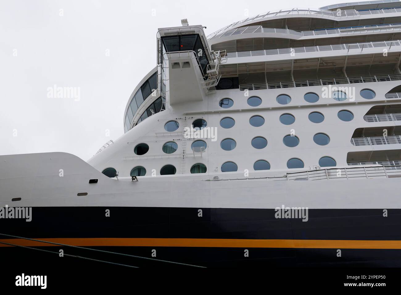 La nave da crociera Disney Treasure è ormeggiata presso il cantiere Meyer di Papenburg il 15 settembre 2024. Foto Stock