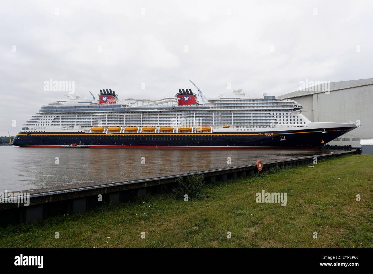 La nave da crociera Disney Treasure è ormeggiata presso il cantiere Meyer di Papenburg il 15 settembre 2024. Foto Stock