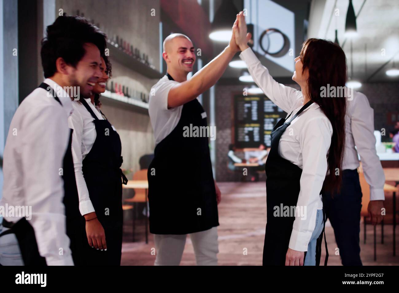 Buon successo del team del punto vendita che dà i cinque premi e festeggia Foto Stock