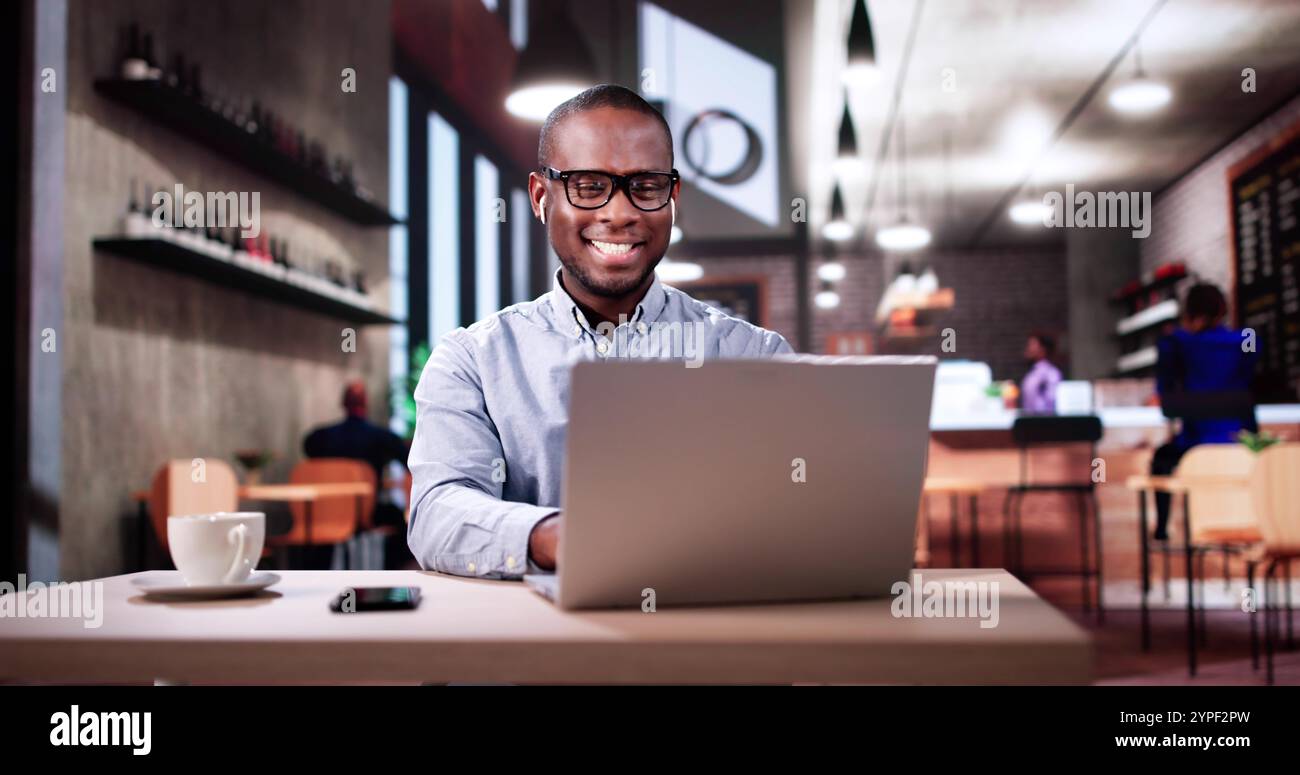 Lavoro e studio su un notebook. Studente che scrive Foto Stock