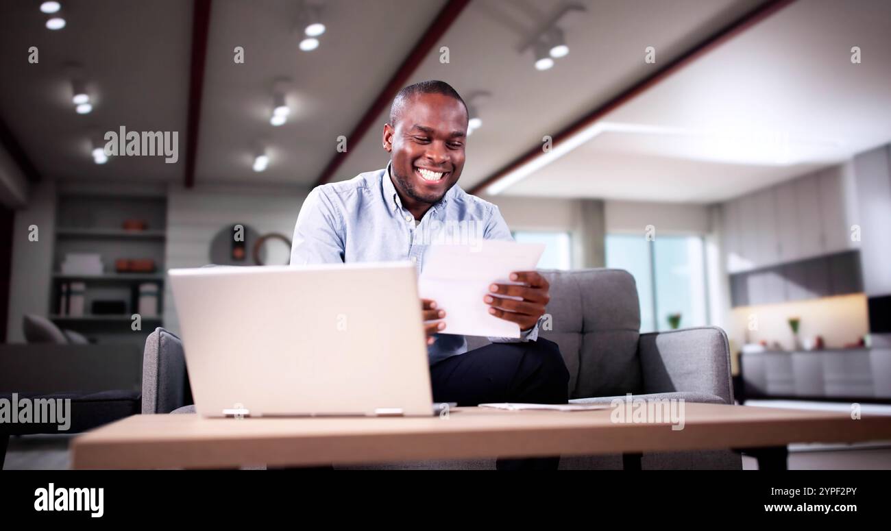 Lettura lettera aperta con buoni risultati e buone notizie Foto Stock