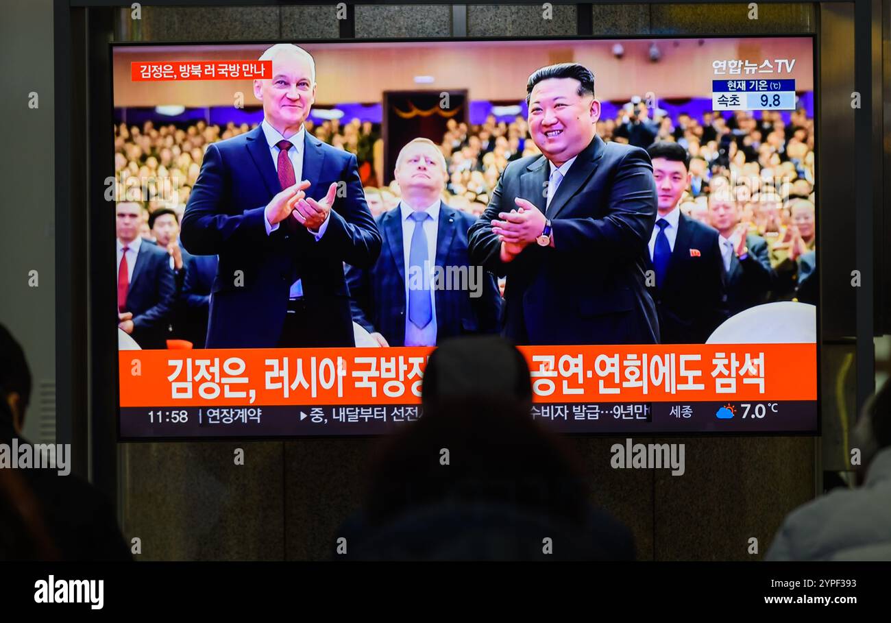 Una trasmissione televisiva Yonhapnews di 24 ore alla stazione ferroviaria di Yongsan a Seoul mostra una trasmissione di notizie con il leader nordcoreano Kim Jong un (R) che guarda una performance con il ministro della difesa russo Andrei Belousov (L) all'aprile 25 Casa della Cultura a Pyongyang. Il leader nordcoreano Kim Jong un ha incontrato il ministro della difesa in visita della Russia ed ha espresso il suo sostegno alla guerra della Russia contro l'Ucraina, l'Agenzia centrale di stampa coreana (KCNA) ha riferito il 30 novembre in mezzo all'approfondimento della cooperazione militare tra le due nazioni. Il leader nordcoreano Kim ha avuto un incontro "amichevole e affidabile" con il ministro della difesa russo Foto Stock