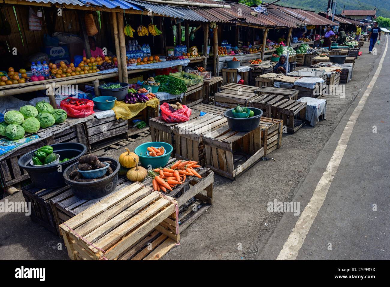 Nduaria, Flores, Indonesia - ottobre 29 2024: Mercato della frutta di Ndua Ria con bancarelle e venditori di generi alimentari. Foto Stock