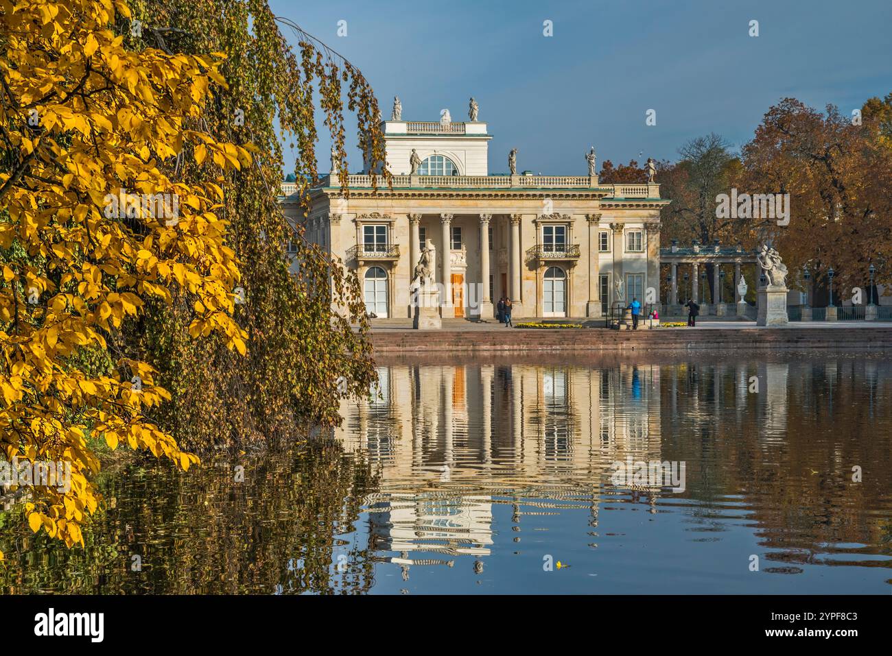 Palazzo sull'acqua nel Parco Łazienki, autunno, Varsavia, Polonia Foto Stock