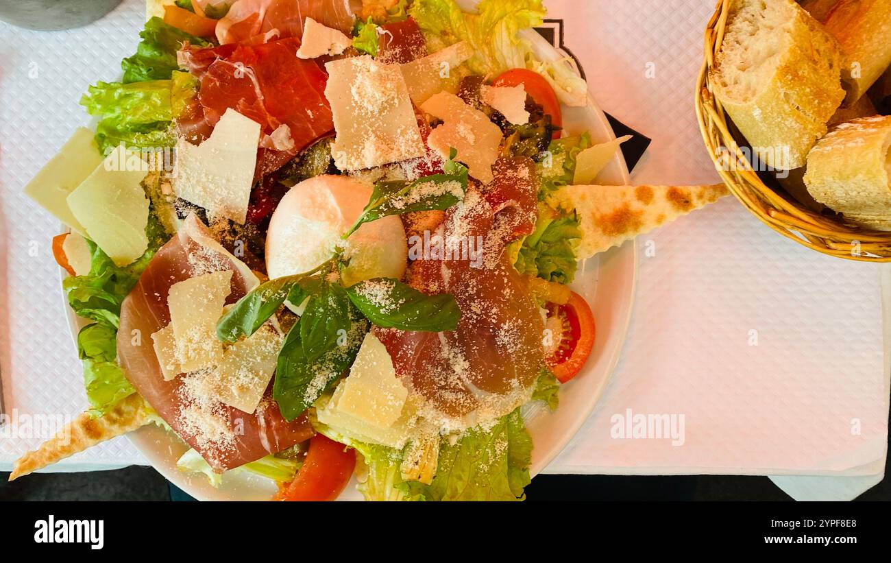 Insalata di burrata con lattuga, pomodoro e parmigiano Foto Stock