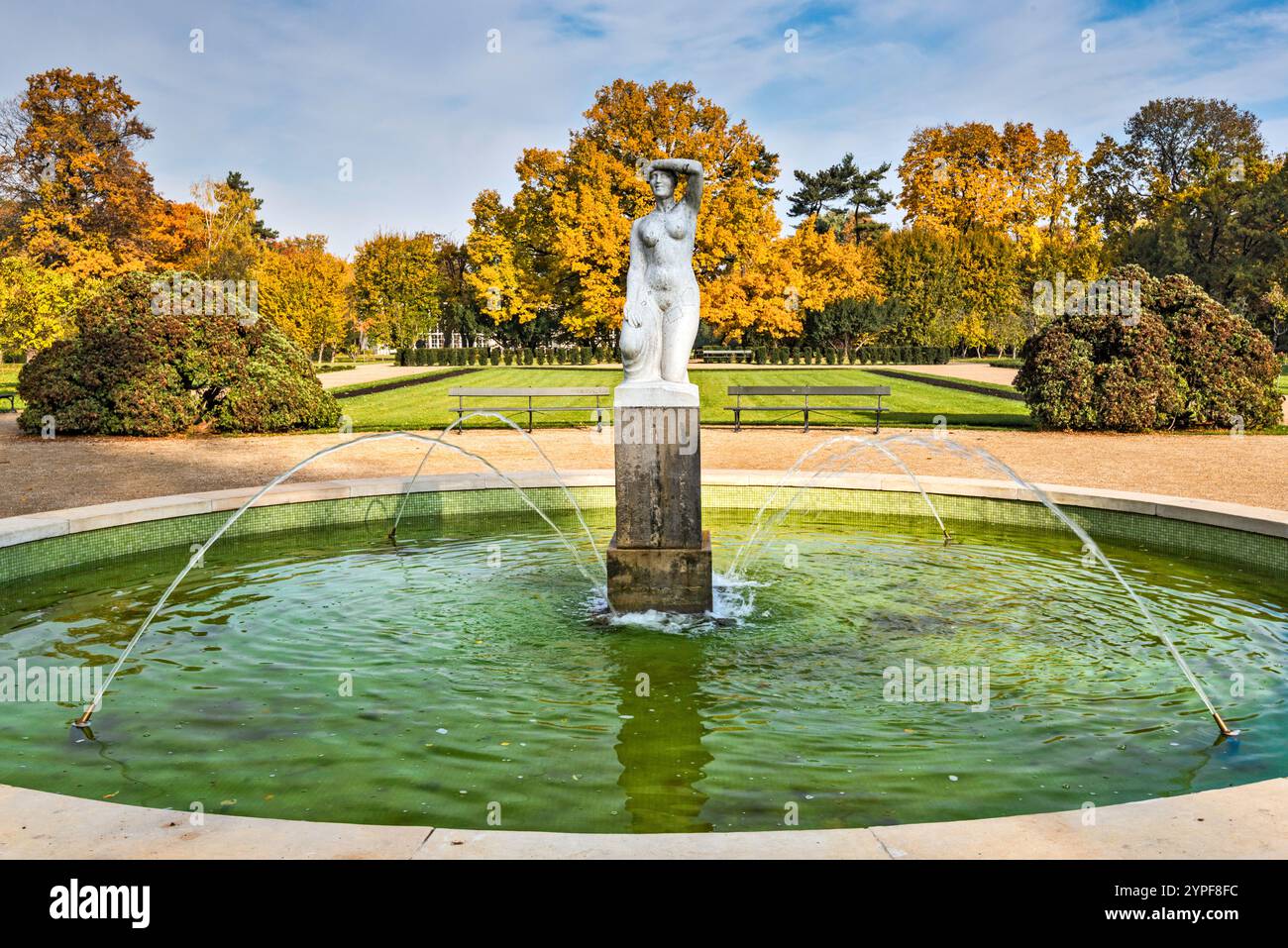 Statua della dea greca EOS, in marmo, creata da Zofia Trzcińska-Kamińska nel 1919, fontana a pozzo d'acqua nel Parco Łazienki, autunno, Varsavia, Polonia Foto Stock