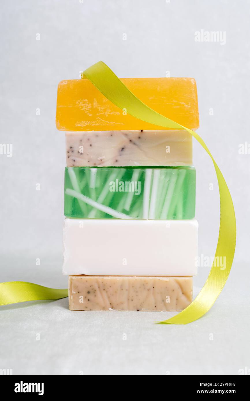 Barrette di sapone con nastro Foto Stock