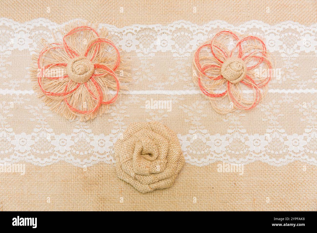 Elegante Runner da tavolo in pizzo floreale con design Doily: Arredi per la casa d'epoca per cene ed eventi Foto Stock