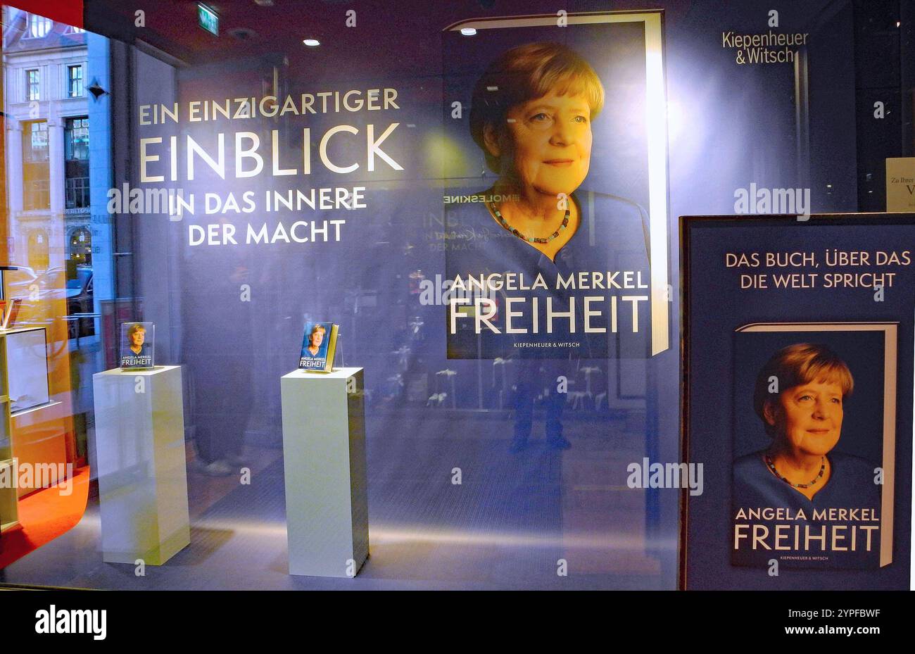 Merkel-Biographie im Eingangsbereich Kulturkaufhaus Dussmann *** biografia Merkel nell'area d'ingresso di Kulturkaufhaus Dussmann Foto Stock