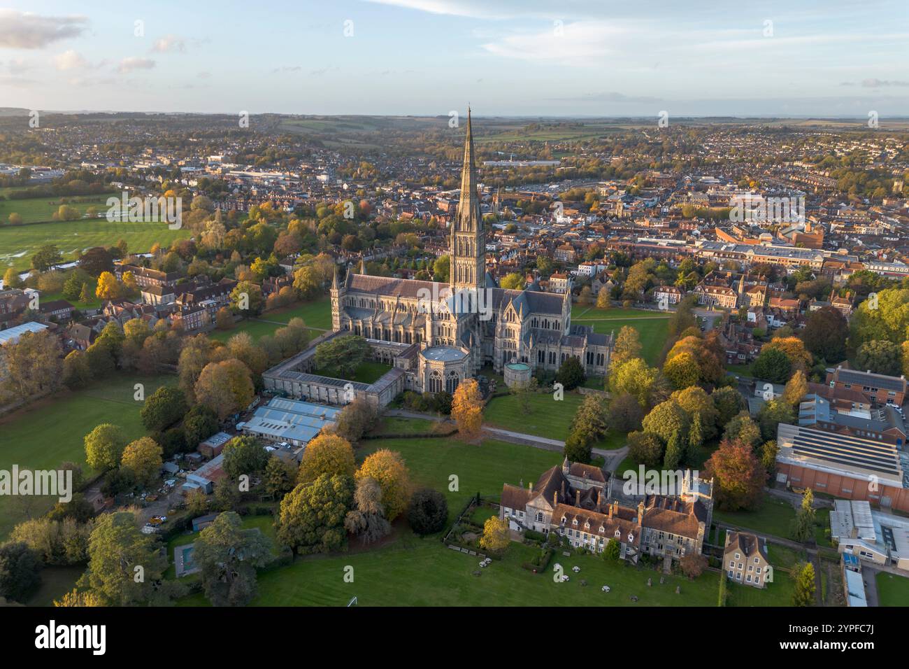 Vista aerea della Cattedrale di Salisbury, una cattedrale anglicana nella città di Salisbury, Wiltshire, Inghilterra. Foto Stock