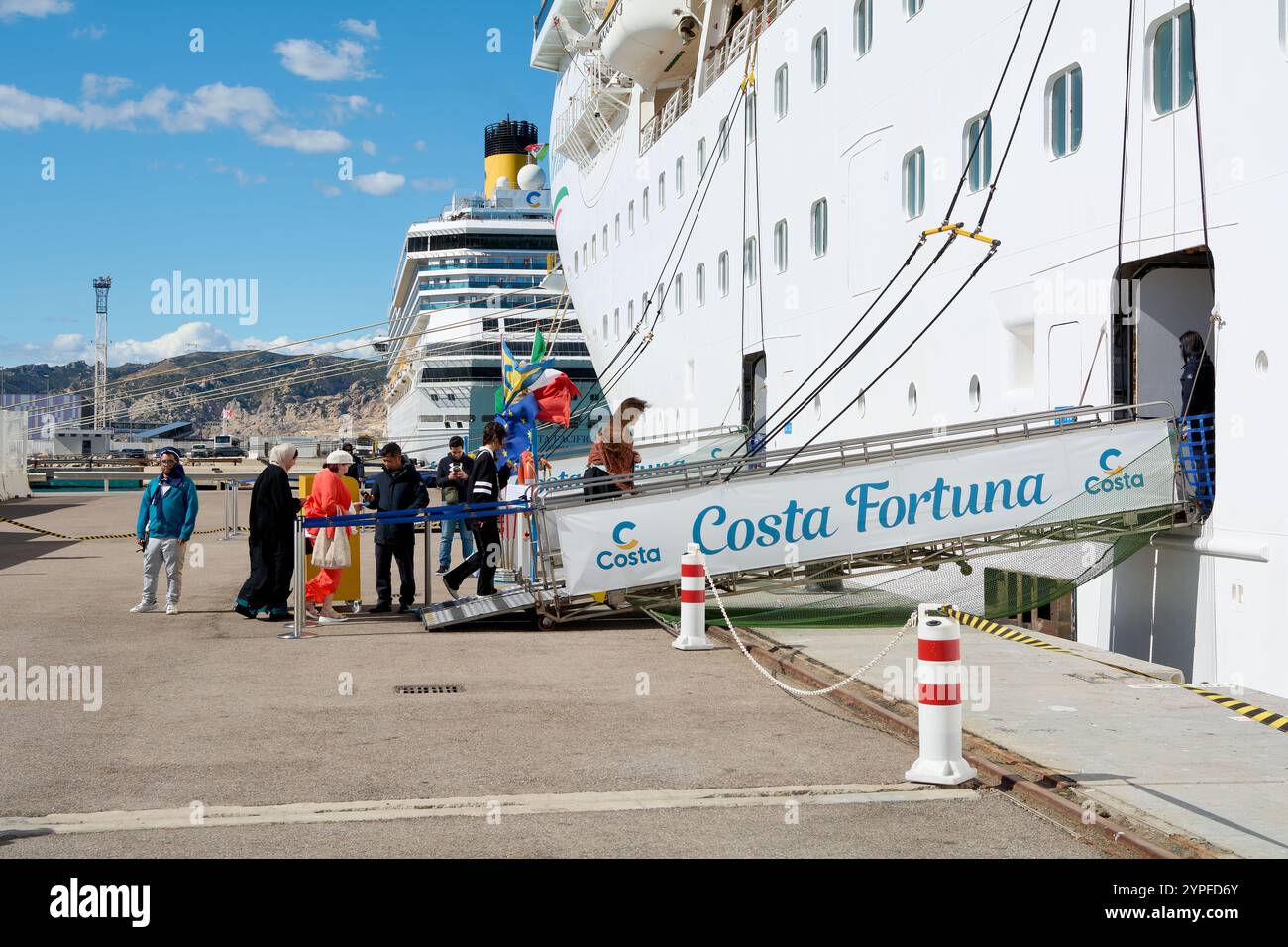 Marsiglia. Francia - 30 novembre 2024: I turisti si imbarcano sulla nave da crociera costa fortuna, attraccata nel porto di marsiglia, francia Foto Stock