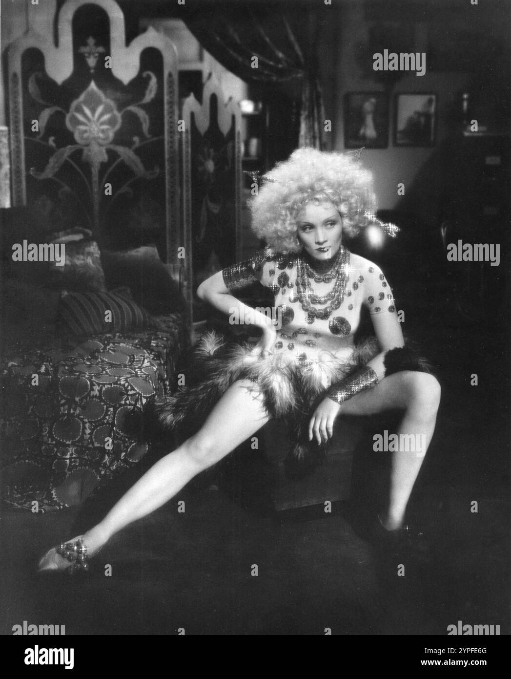 Ritratto pubblicitario di MARLENE DIETRICH in BLOND VENUS 1932 regista JOSEF VON STERNBERG Costume Design TRAVIS BANTON Paramount Pictures Foto Stock