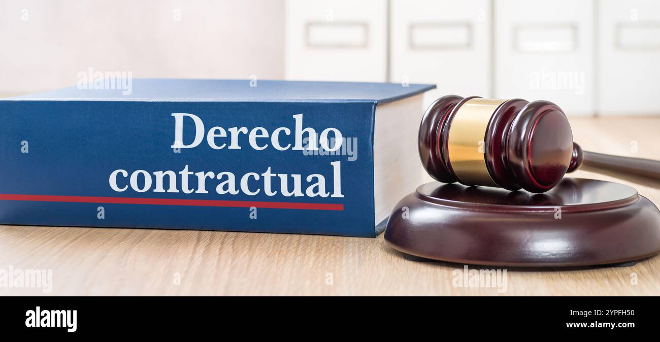 Un libro di legge con un martelletto - diritto contrattuale in spagnolo Foto Stock