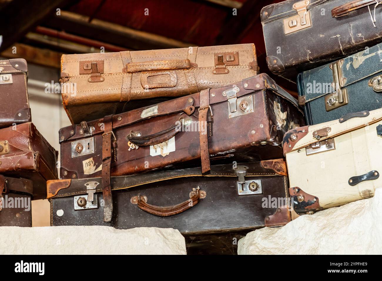 Una valigia è un'indicazione certa che state viaggiando, magari una vacanza o una visita. Foto Stock