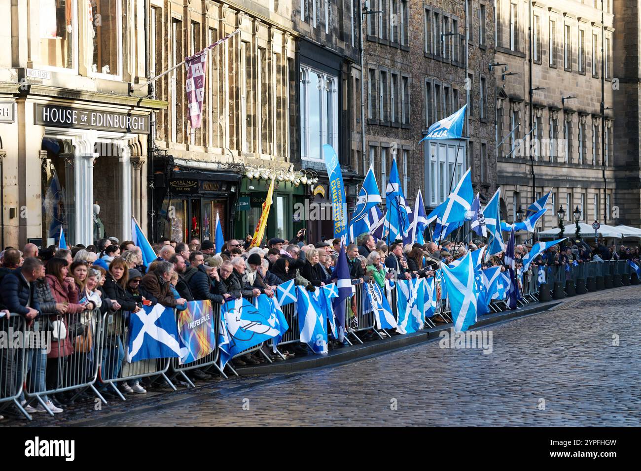 Edimburgo Scozia, Regno Unito 30 novembre 2024. La gente si riunisce fuori dalla cattedrale di St Giles sul Royal Mile per il servizio commemorativo di Alex Salmond. credito sst/alamy notizie in diretta Foto Stock