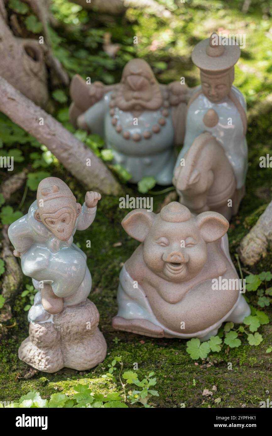 Statue in ceramica, decorazioni da giardino ispirate alle figure del folclore cinese Monkey King Foto Stock