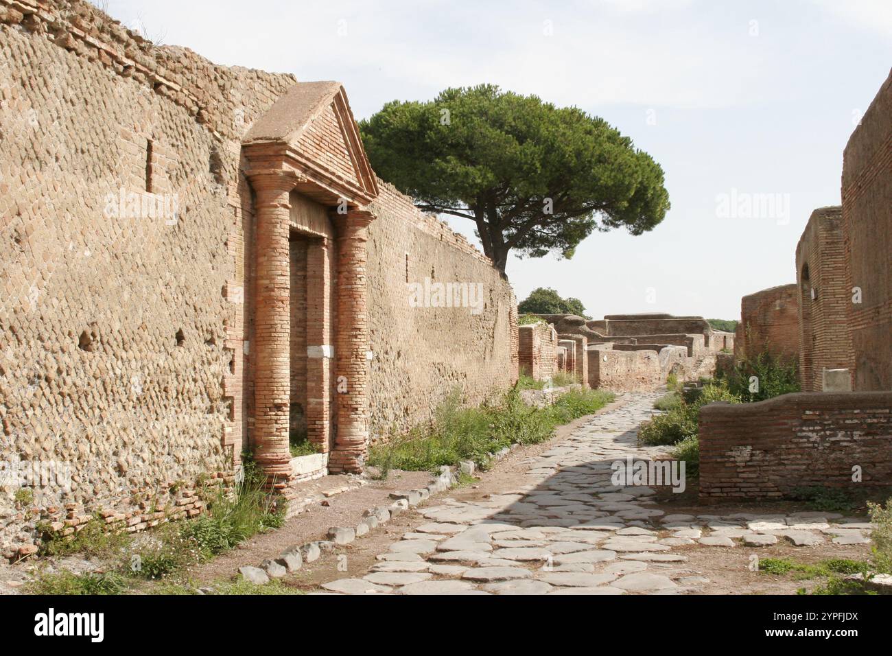 Esempio di colonne romane trovate a Ostio Antica vicino Roma Italia. Ostia Antica era un'antica città romana e il porto di Roma Foto Stock