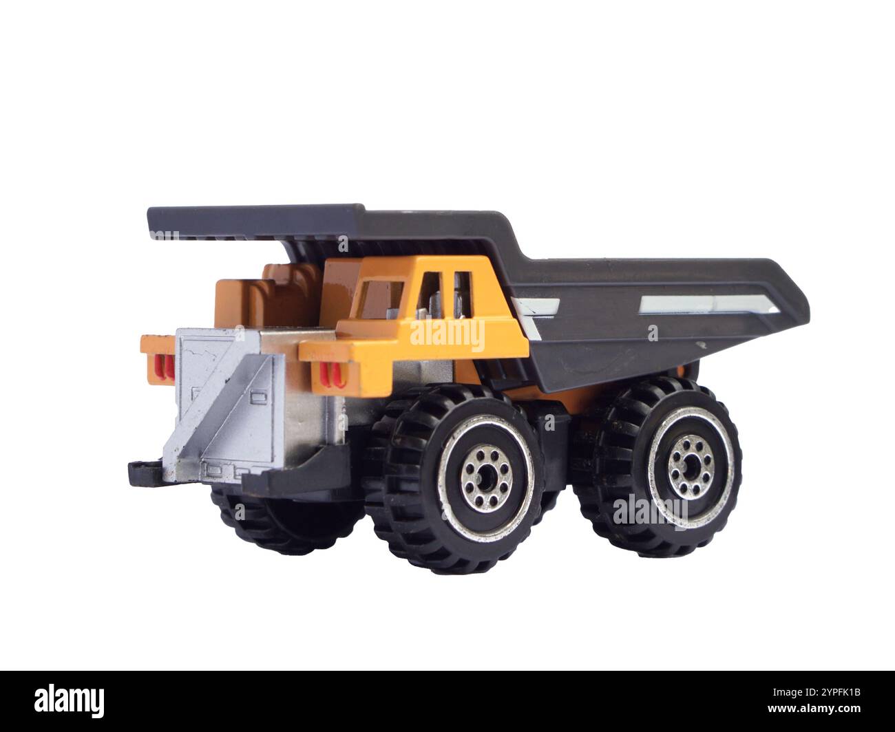 dumper da miniera giocattolo isolato su sfondo bianco. veicoli pesanti che trasportano minerali o carbone in cava. Foto Stock