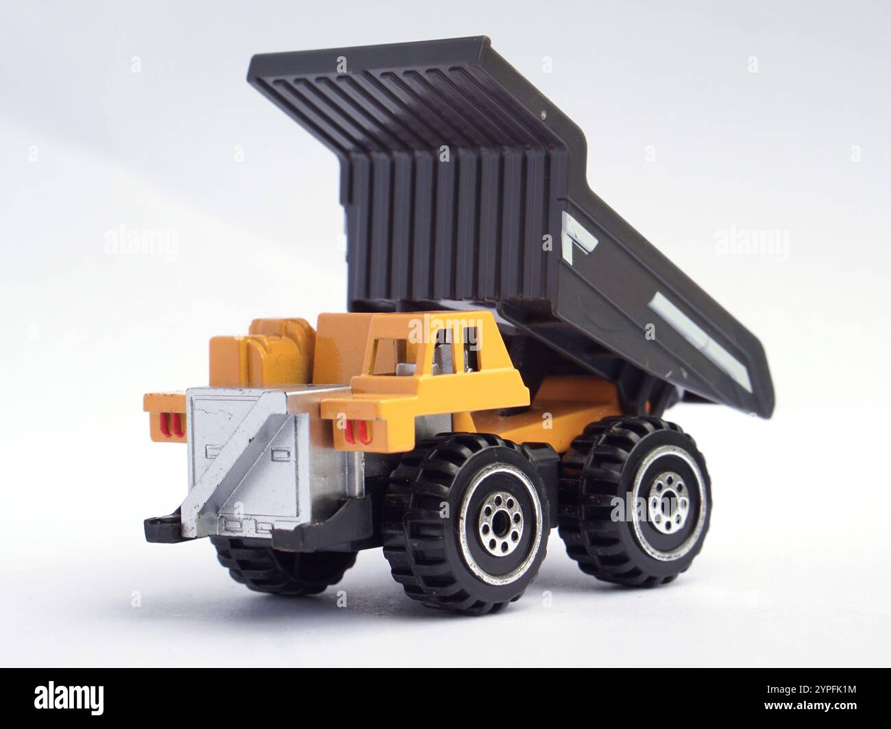 dumper da miniera giocattolo isolato su sfondo bianco. veicoli pesanti che trasportano minerali o carbone in cava. Foto Stock