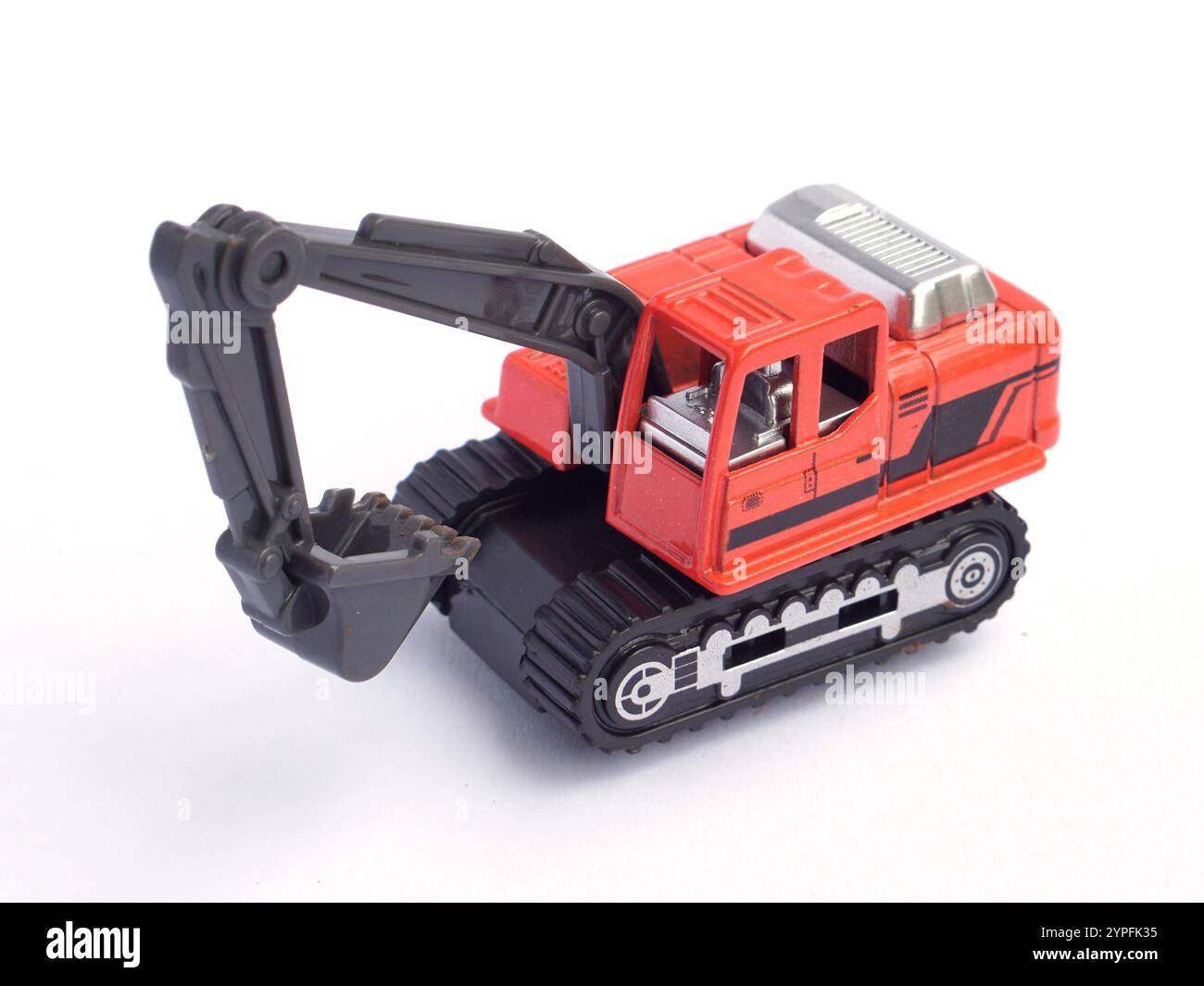 vista ad angolo alto dell'escavatore arancione o del giocattolo da scavatore isolato su sfondo bianco. miniatur o bilancia per veicoli da costruzione pesanti. Foto Stock