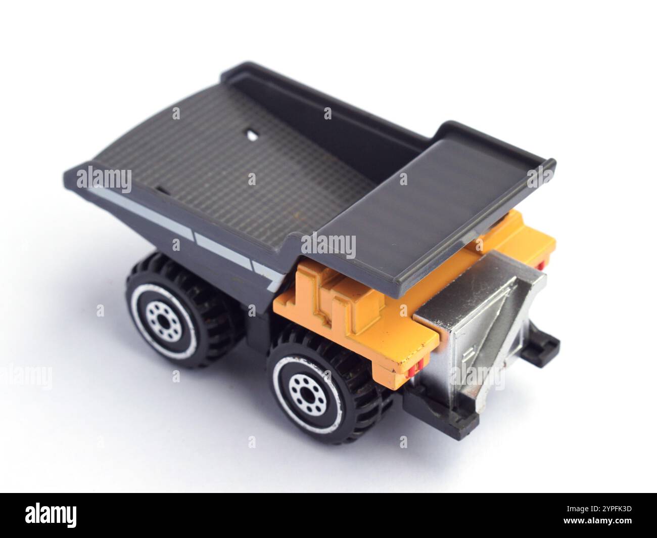 dumper da miniera giocattolo isolato su sfondo bianco. veicoli pesanti che trasportano minerali o carbone in cava. Foto Stock