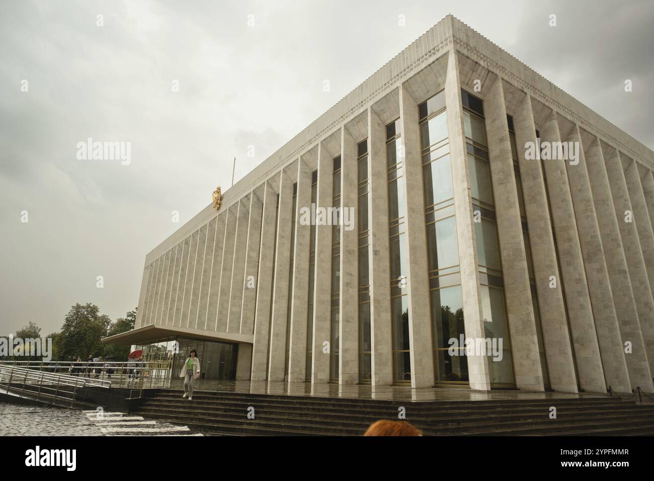 Mosca, Russia - 23 agosto 2024: Fotografia del Palazzo di Stato del Cremlino che mostra la sua architettura modernista sotto un cielo nuvoloso, scattata in una giornata di pioggia Foto Stock