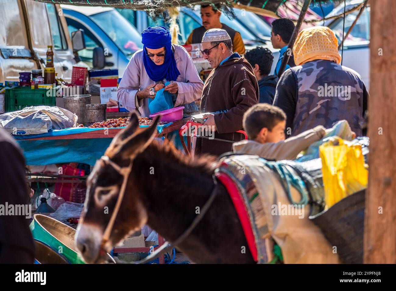 Uomini in abiti tradizionali marocchini in un souk nel villaggio berbero di Assaisse nella regione Jebel Sirwa delle montagne anti atlante del Marocco Foto Stock