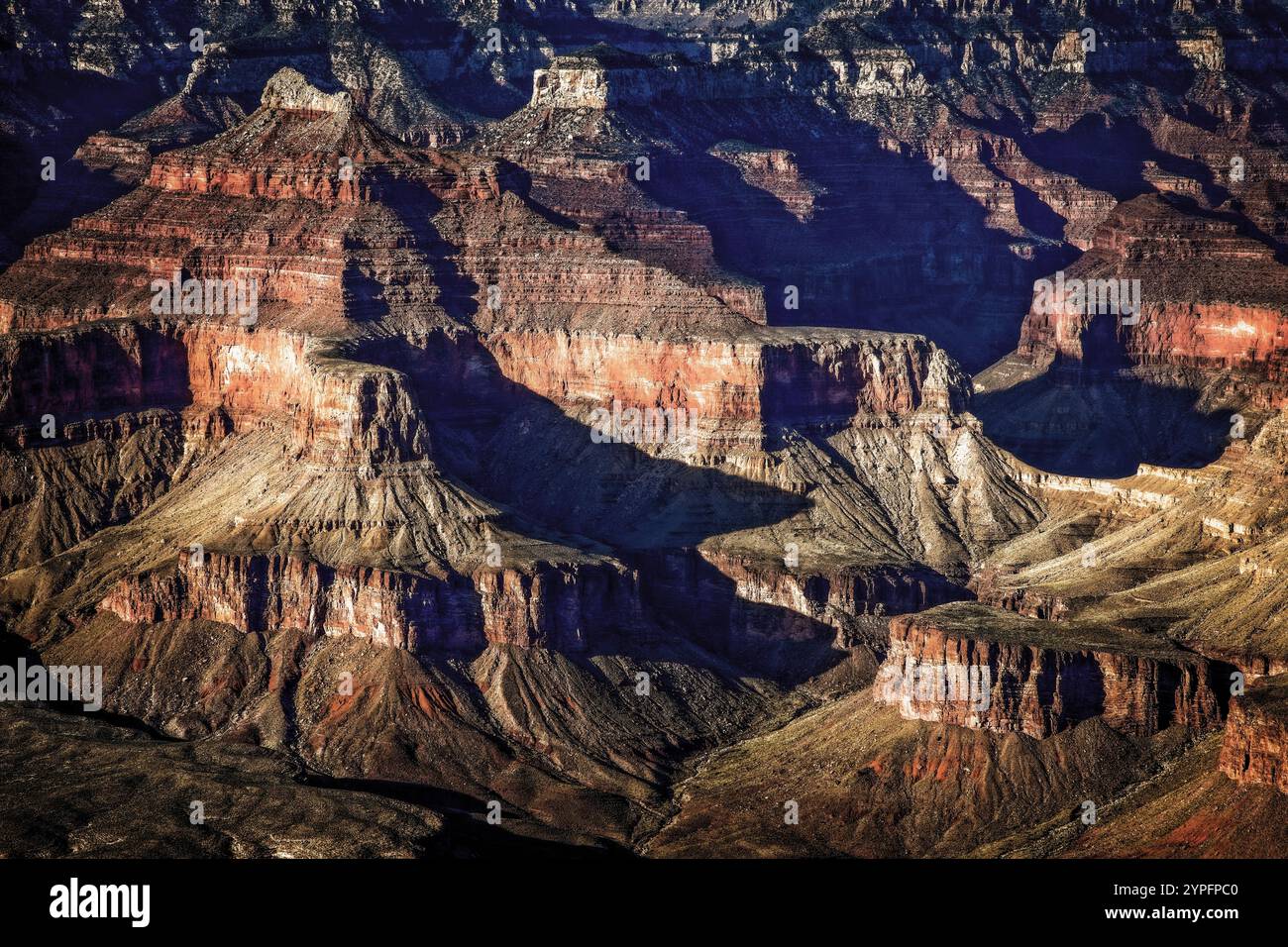 Le profondità del Grand Canyon sono rivelate dal suo bordo meridionale in Arizona. Foto Stock