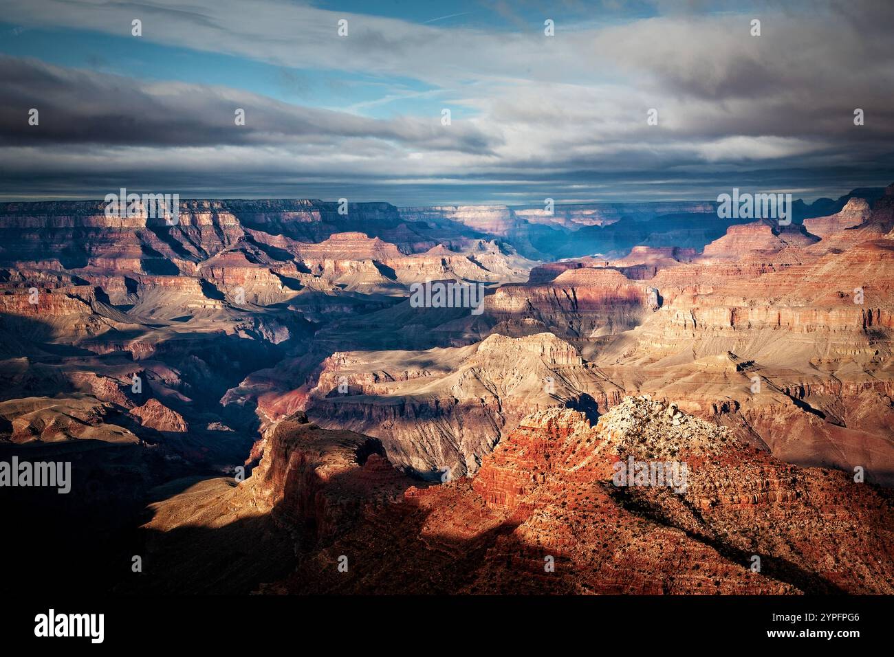 Da Desert View Overlook, il Grand Canyon si estende in una vasta e stratificata bellezza, rivelando le sue aspre scogliere, il tortuoso fiume e le profondità senza tempo. Foto Stock Da Desert View Overlook, il Grand Canyon si estende in una vasta e stratificata bellezza, rivelando le sue aspre scogliere, il tortuoso fiume e le profondità senza tempo. Foto Stock