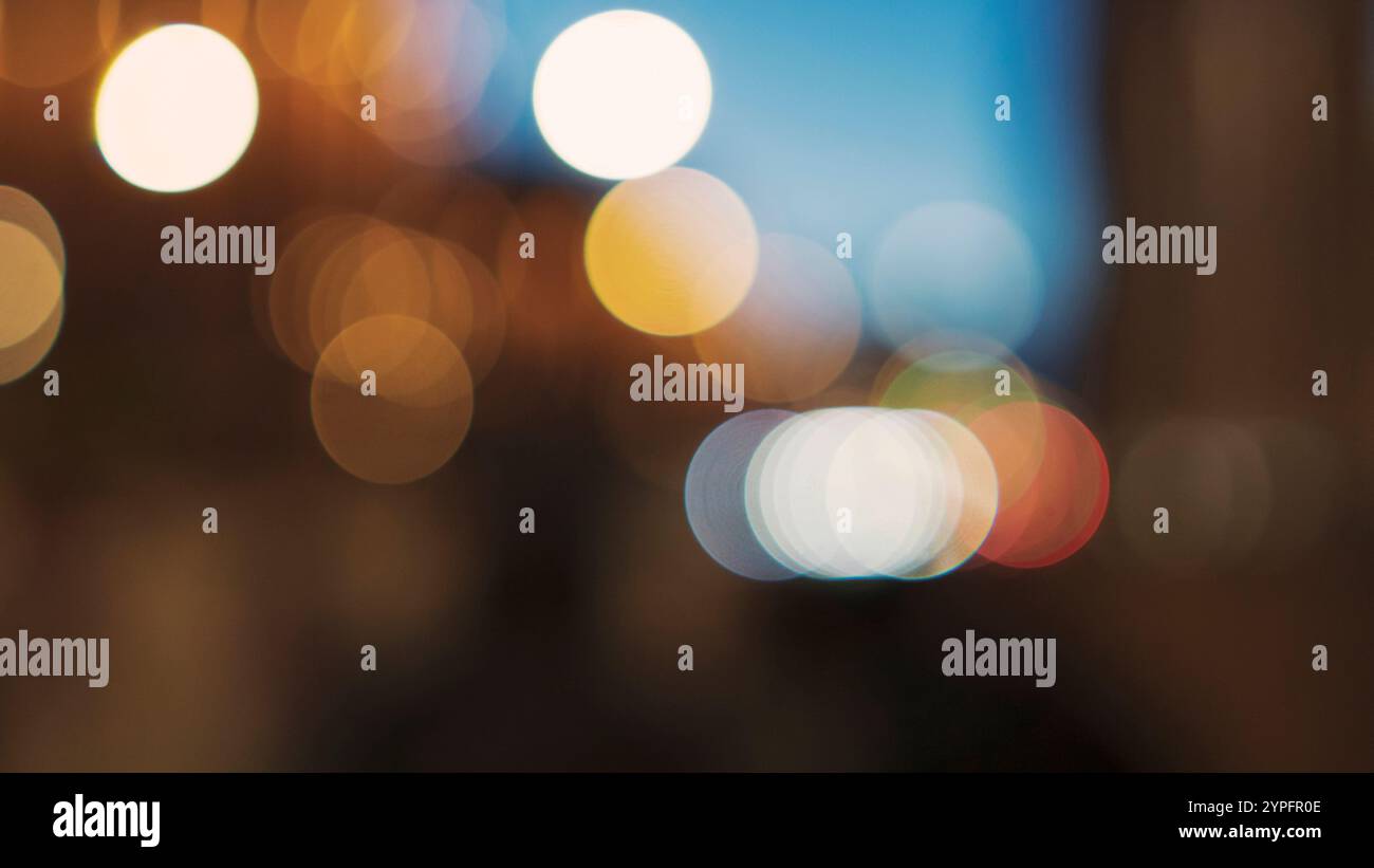 Luci bokeh astratte di notte in città. Sfondo urbano sfocato e sfocato. Foto Stock