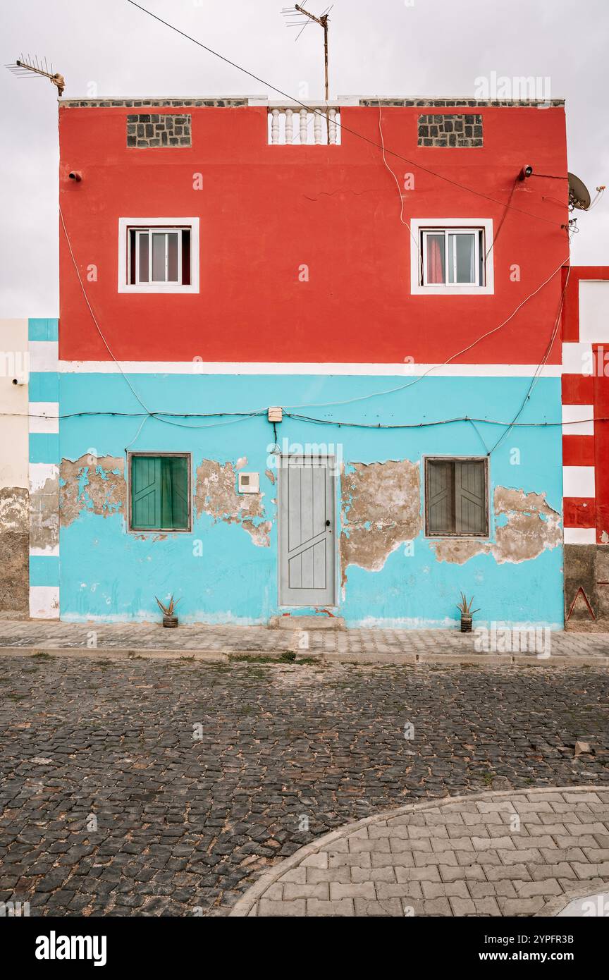 Casa rossa e blu nel villaggio di Bofarreira, Boa Vista, Capo Verde Foto Stock