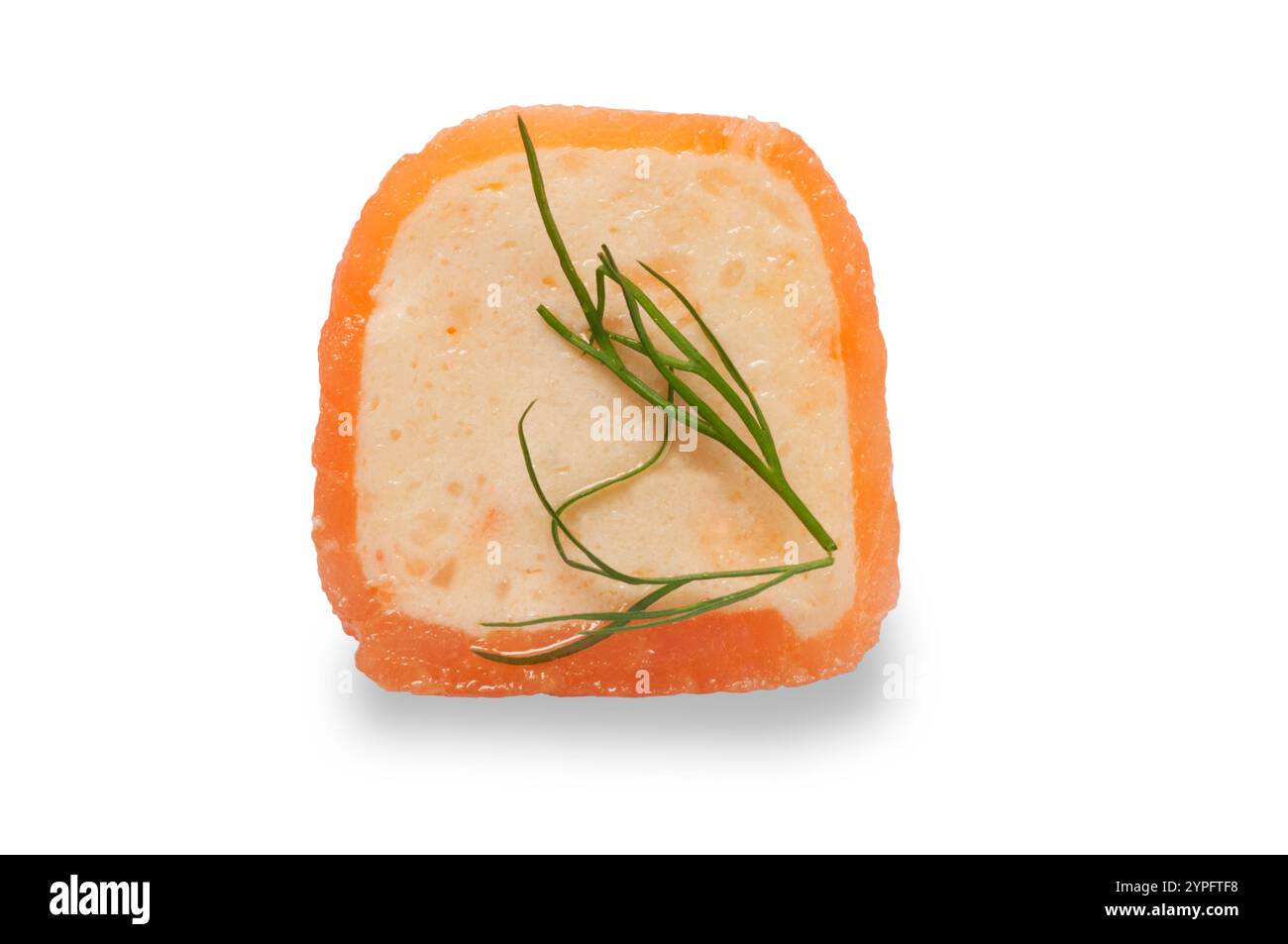 Stuzzichino di tartine di salmone affumicato ripieno di formaggio spalmabile e ricoperto di aneto ritagliato su sfondo bianco Foto Stock