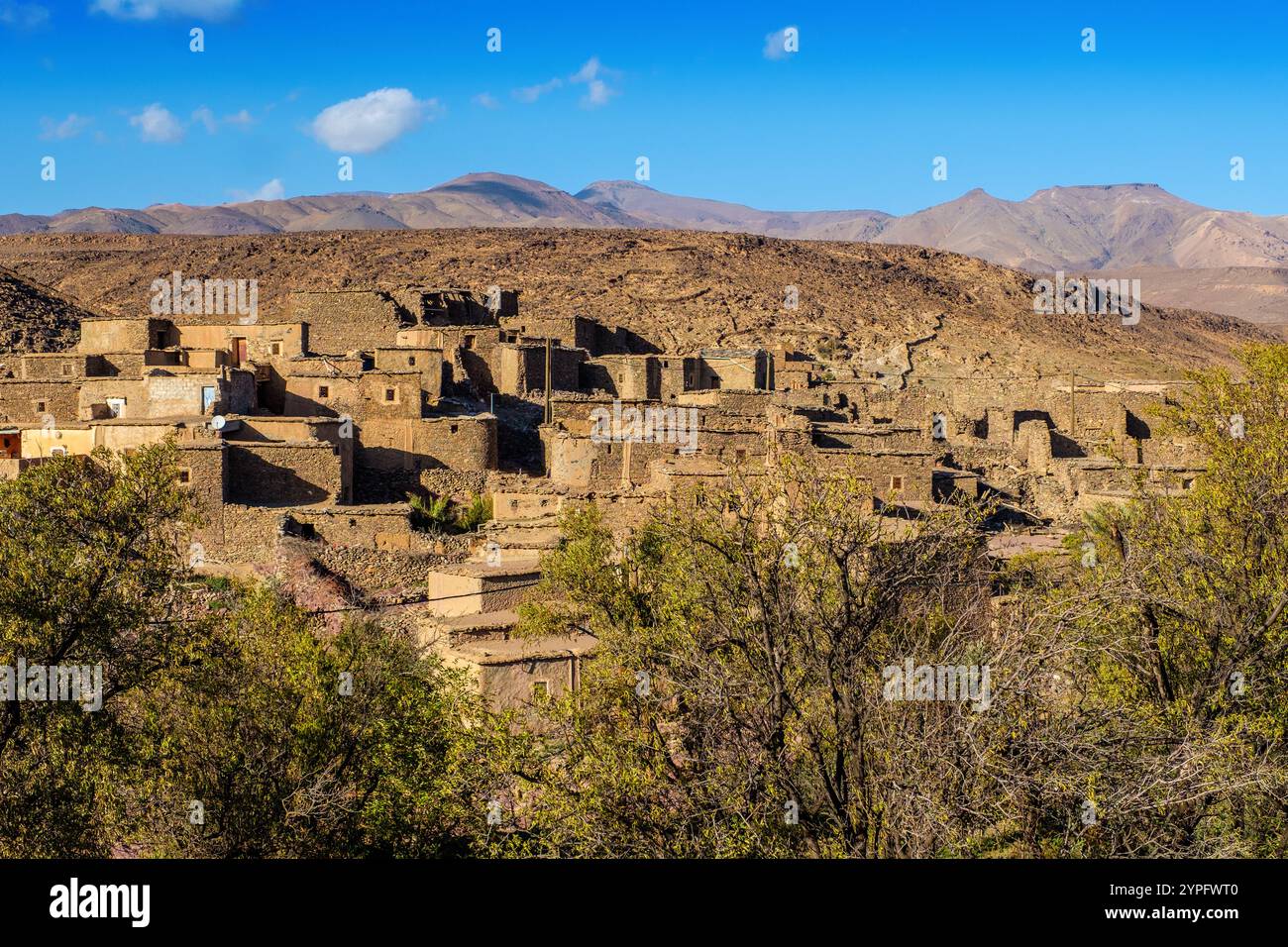 Un tradizionale villaggio berbero nella regione Sirwa / Siroua delle montagne dell'Atlante del Marocco Foto Stock