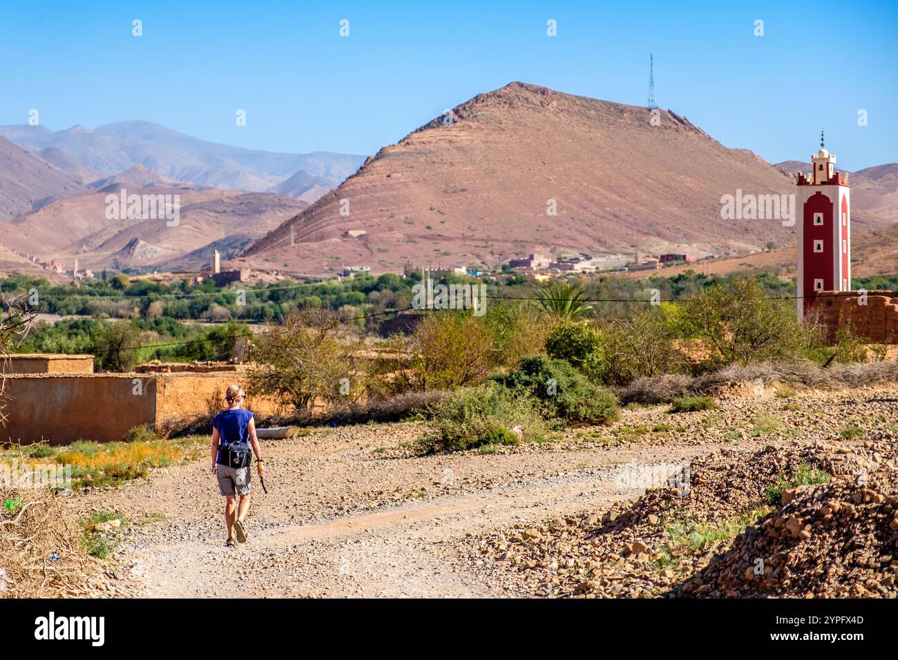 Escursionista femminile nella zona di Jebel Sirwa, (Jebel Siroua ) delle montagne anti-atlante del Marocco vicino a Talouine / Taliouine Foto Stock
