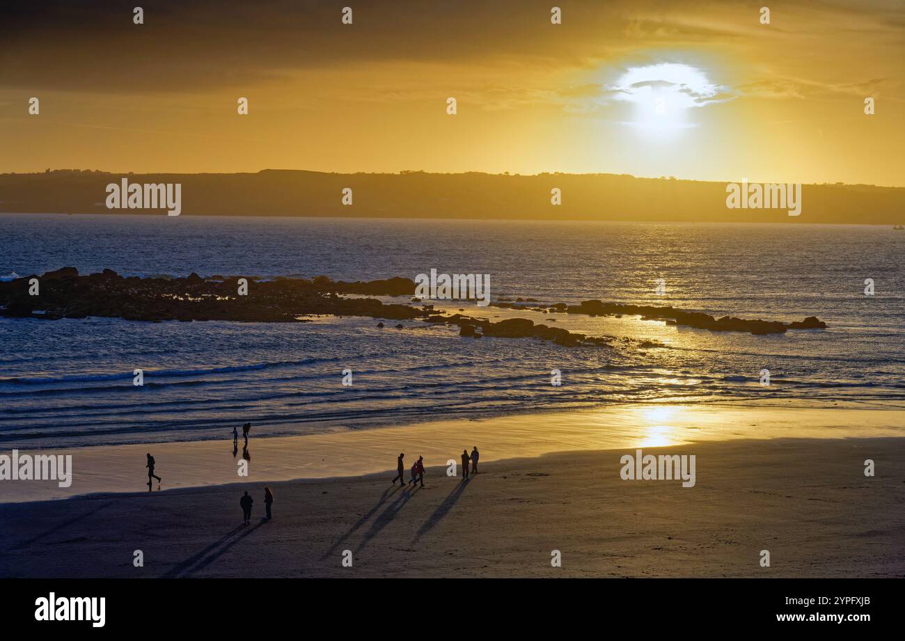 Tramonto autunnale a Mount's Bay con spiaggia in primo piano Penzance Cornovaglia Inghilterra Regno Unito Foto Stock